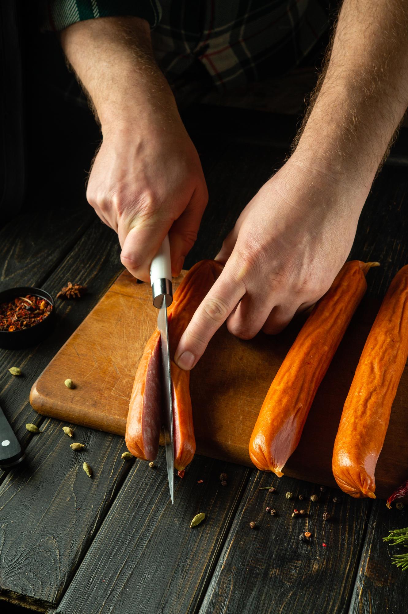 Detalle de cuchillo y mano del chef