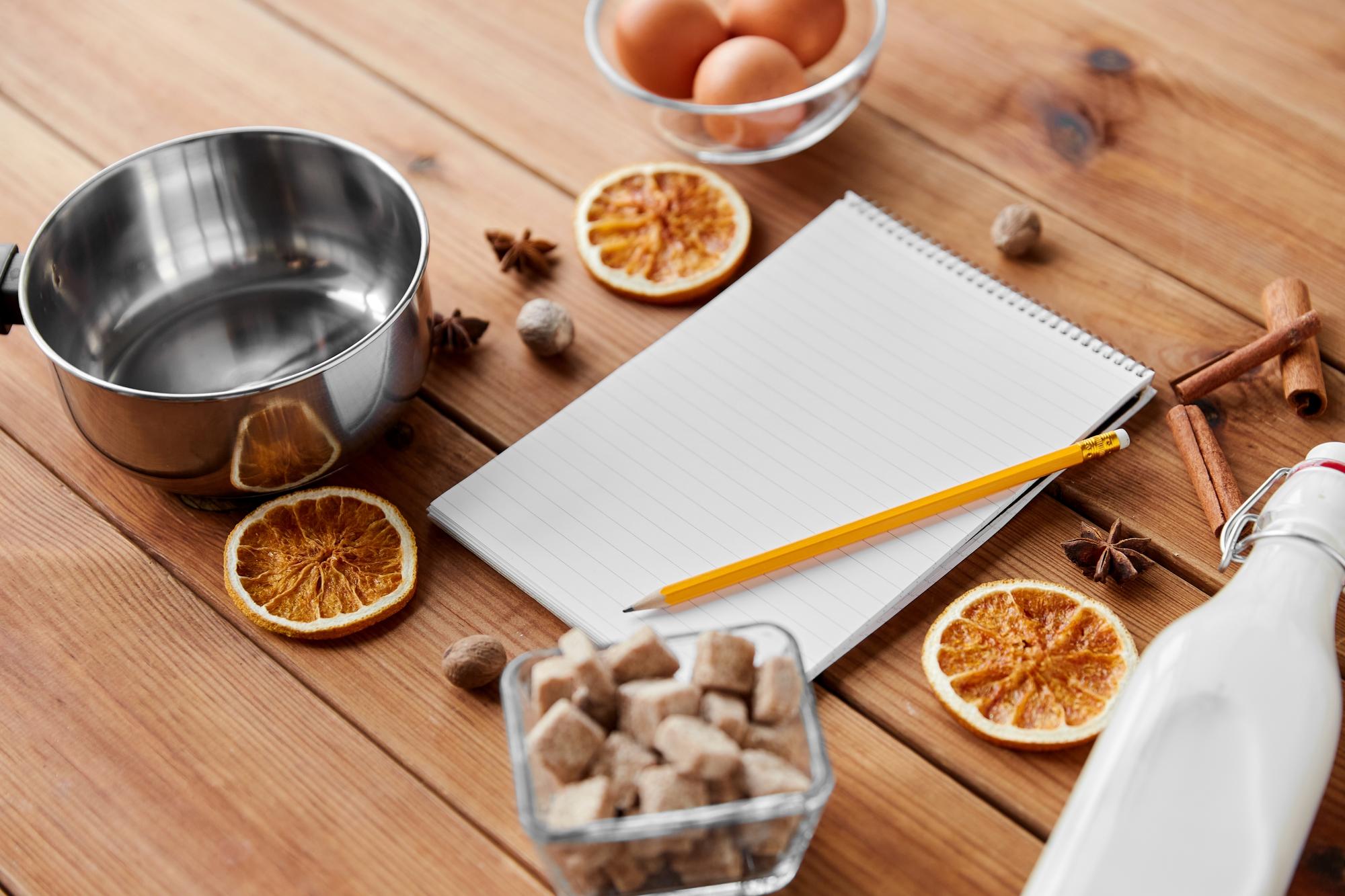 Mesa con herramientas y cuadernos de receta
